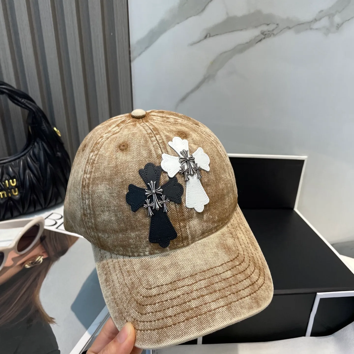 P86 Crow Heart 🆕🆕25 new baseball cap, personalized fashion classic cross logo, casual with a cool feeling, unisex style, same style for men and women! Very easy to match! Head circumference: 56-58cm is available